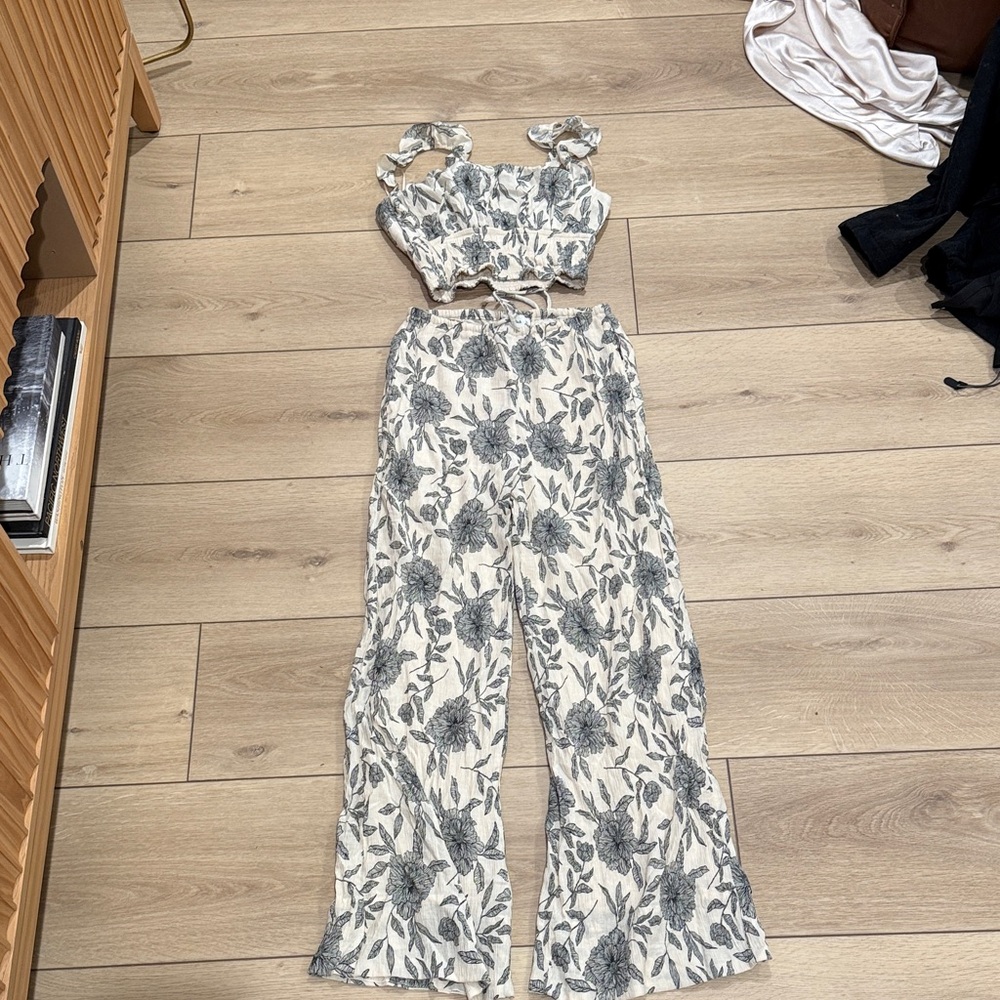 Abercrombie & Fitch Cream Wide Leg Pants with Gray Floral Print